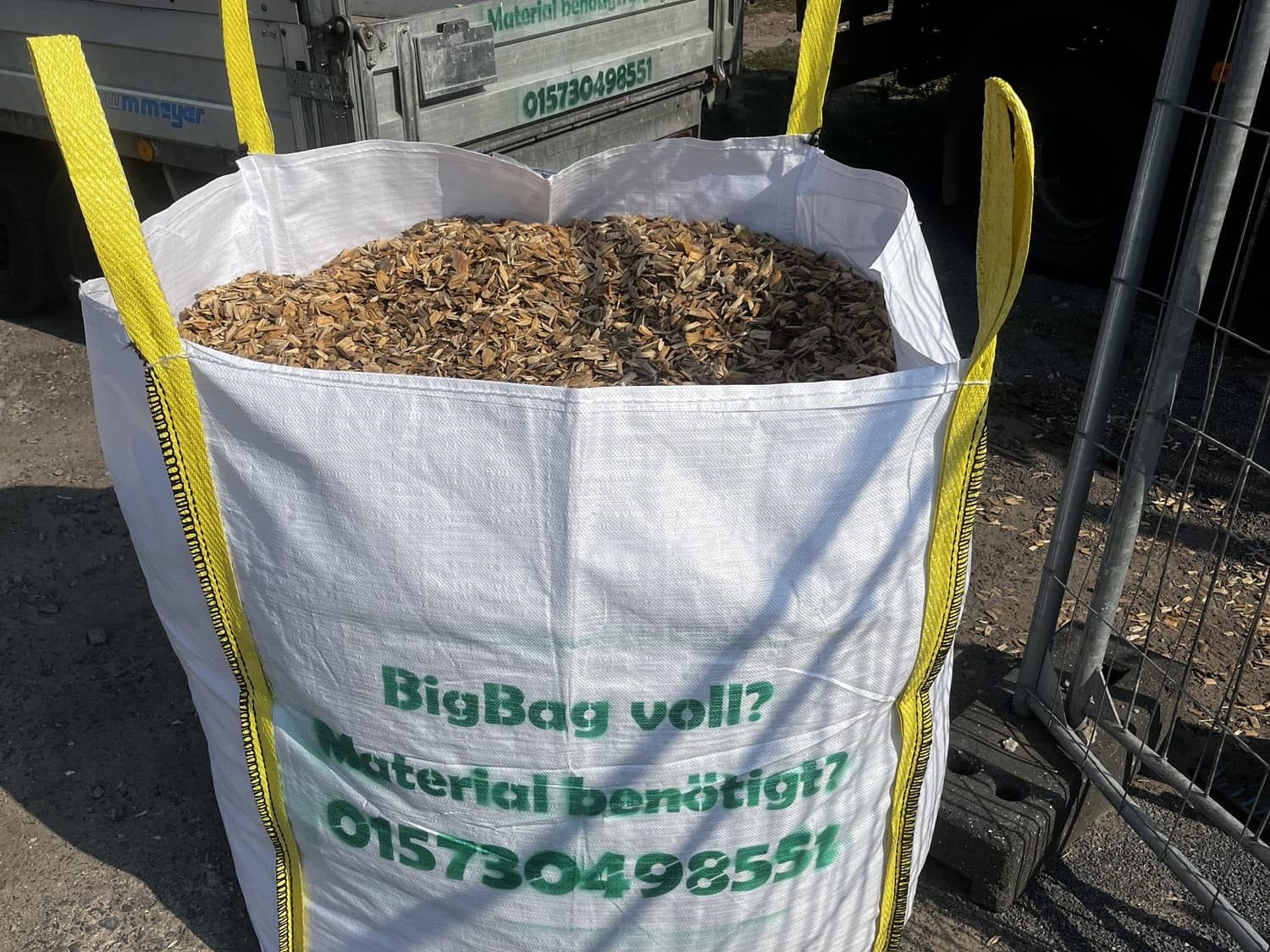 Voller Zunk Big Bag mit Grünschnitt, bereit zur Abholung