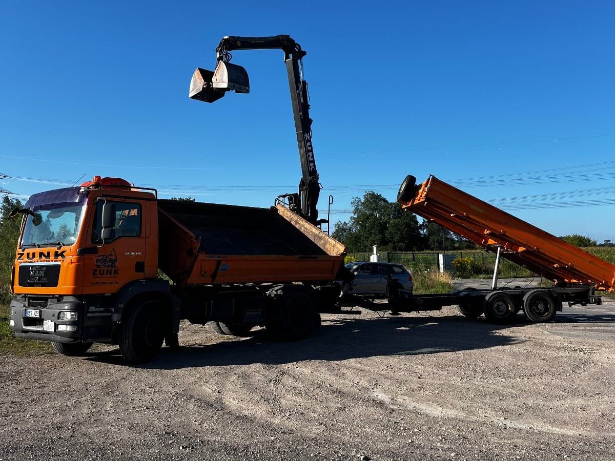 Zunk-LKW mit Ladekran und Kipper-Anhänger bei der Bodenaushub-Entsorgung