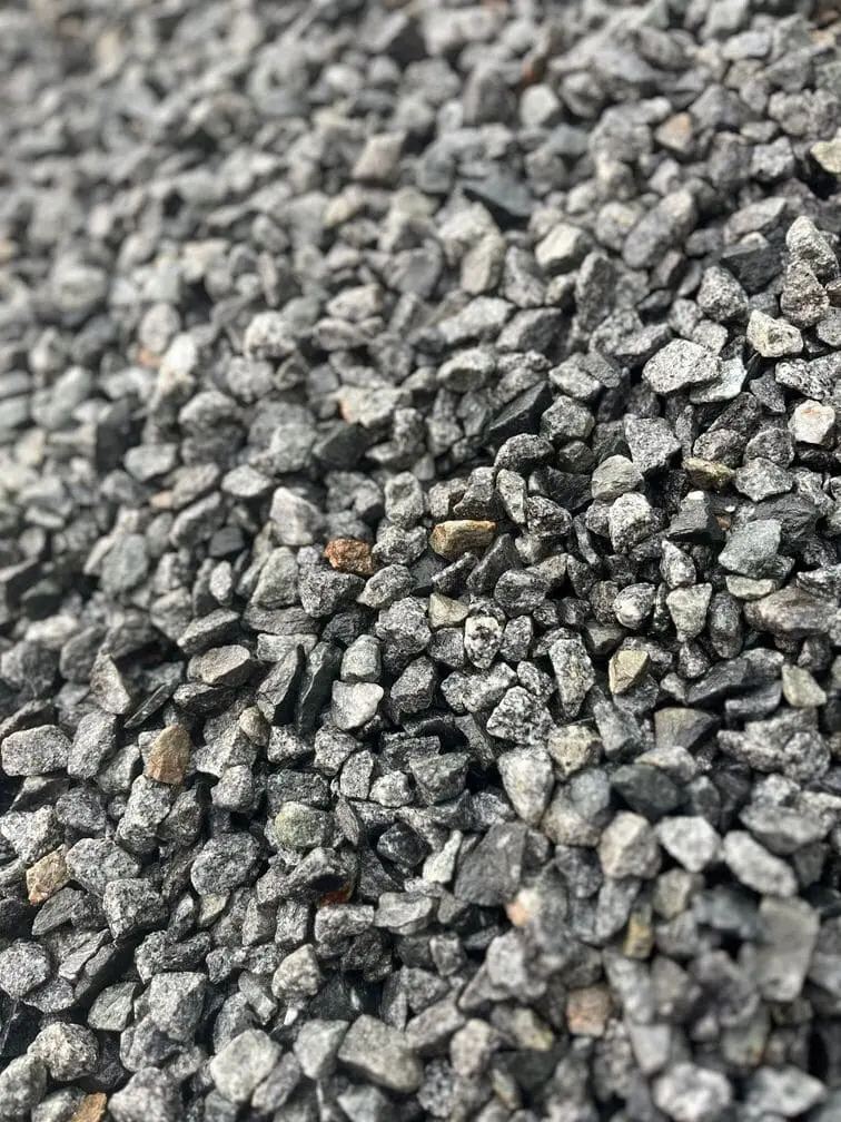 Grober Splitt ist ein wesentlicher Baustoff für Pflasterungen, Fundamente und Wege. Seine grobe Struktur bietet Stabilität und Langlebigkeit. Für Projekte im Garten- und Landschaftsbau eignet sich Splitt sowohl funktional als auch ästhetisch und ist ein beliebtes Schüttgut bei Bauunternehmen und privaten Bauherren. Zunk Transporte und Entsorgung bietet zuverlässige Lieferungen von Splitt in verschiedenen Körnungen für Ihre Bauvorhaben.